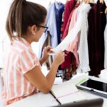 Sistemas que identificam padrões de compra e personalizam ofertas no varejo de moda